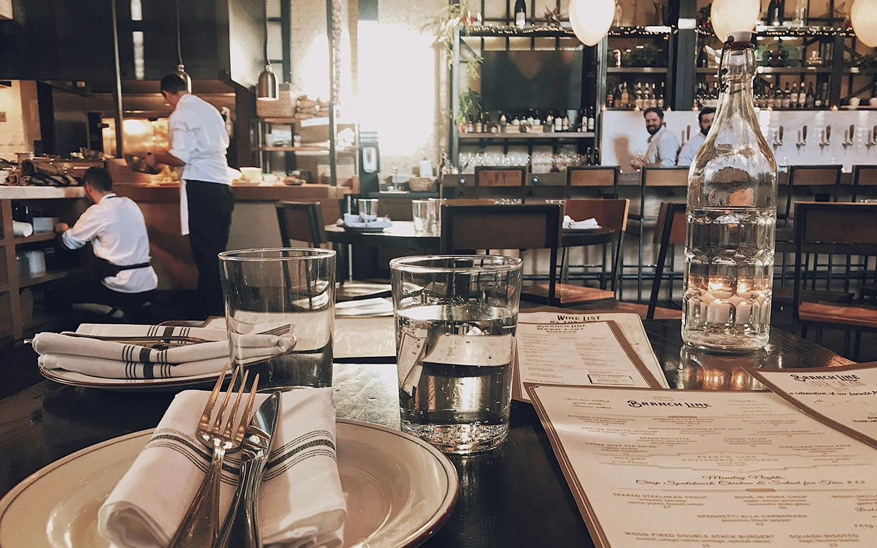 dettaglio di un tavolo al ristorante